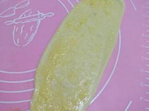 然后压成长条，上面刷加了糖的鸡蛋液，然后上面撒椰蓉！