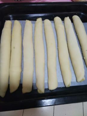 放入烤盘，然后放入烤箱发酵，里面放一小碗热水，发酵到两倍大！