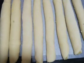 放入烤盘，然后放入烤箱发酵，里面放一小碗热水，发酵到两倍大！