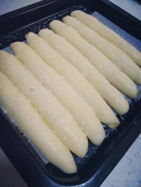 发酵好后，上面刷蛋液，撒椰蓉！放入烤箱上下管180度烤20分钟，具体看自己家烤箱温度调节！上色后及时盖锡纸。防止烤糊。