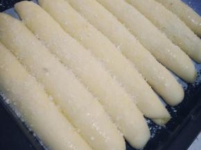 发酵好后，上面刷蛋液，撒椰蓉！放入烤箱上下管180度烤20分钟，具体看自己家烤箱温度调节！上色后及时盖锡纸。防止烤糊。