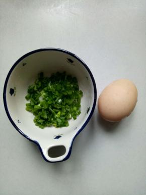 葱切葱花，鸡蛋一个备用