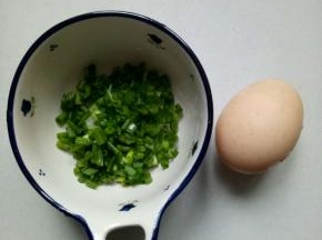 葱切葱花，鸡蛋一个备用