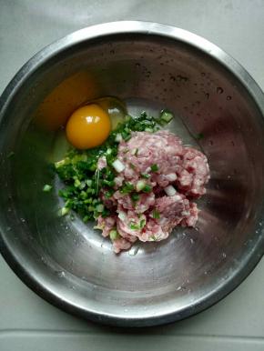 肉泥里加入葱花，加入鸡蛋一个