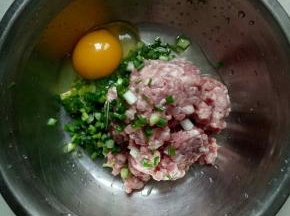 肉泥里加入葱花，加入鸡蛋一个