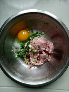 加入料酒1茶匙，盐1小勺，胡椒粉少许