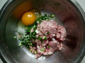 加入料酒1茶匙，盐1小勺，胡椒粉少许