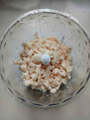 放入料理机中打成泥（没有料理机也可以檫成丝剁成泥）