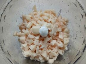 放入料理机中打成泥（没有料理机也可以檫成丝剁成泥）
