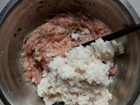 倒入肉泥中