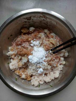 加1茶匙生抽，再加入玉米淀粉1大茶匙