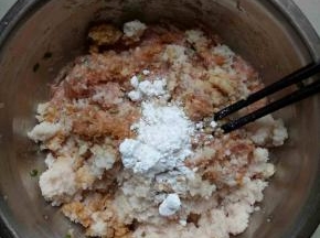 加1茶匙生抽，再加入玉米淀粉1大茶匙