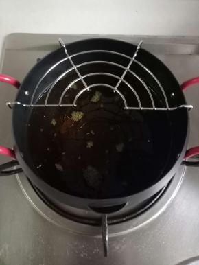 倒入适量食用油加热