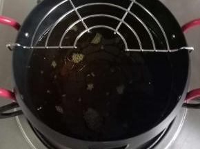 倒入适量食用油加热