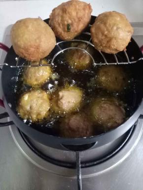 炸至肉圆金黄色捞出，沥干多余的油即可