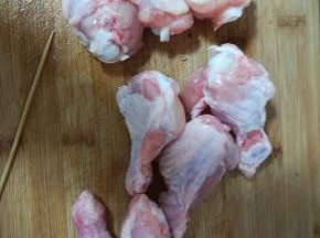 鸡翅根洗净，沥干水分。