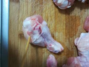 用牙签在翅根上扎一些孔，更好的入味。