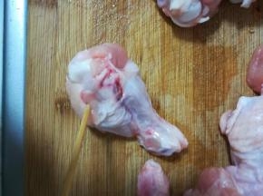 用牙签在翅根上扎一些孔，更好的入味。