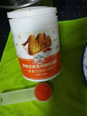 准备好30g的奥尔良腌料