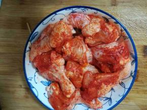 每个翅根都均匀的抹上奥尔良腌料。