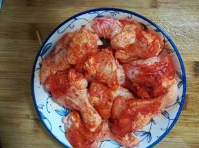 每个翅根都均匀的抹上奥尔良腌料。