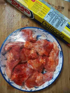 盖上保鲜膜，放入冰箱冷藏一夜入味。