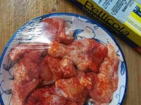 盖上保鲜膜，放入冰箱冷藏一夜入味。