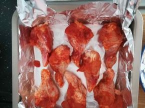 烤盘内铺好锡纸，依次放入腌制好的翅根。