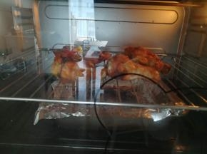 喜欢脆皮的可以把翅根放在烤网上。烤五分钟。