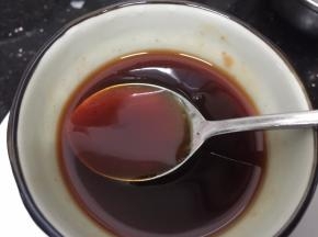 调酱汁，放入酱汁用料，搅拌均匀备用