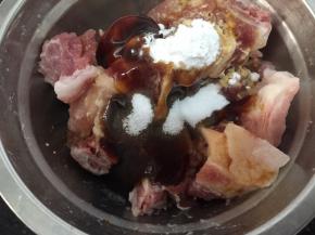 排骨边洗干净后用食用水泡半小时，把血水泡出，沥干后加入所有腌制用料