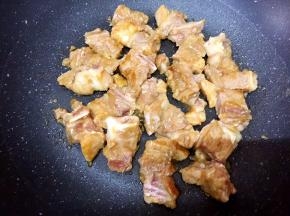 中火热锅，放入排骨边，（腌制酱料不放进去，留着用）煎至两面金黄即可捞起备用