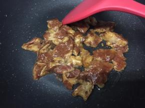 中火热锅，放入肉片稍煎一下