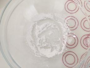 在一干净碗里放入一些糯米粉