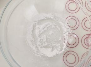 在一干净碗里放入一些糯米粉