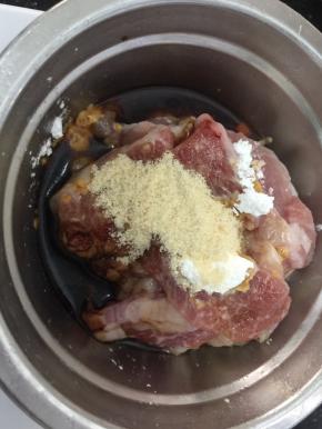肉洗干净切片，放入所有腌制肉用料，搅拌均匀，腌制30分钟以上