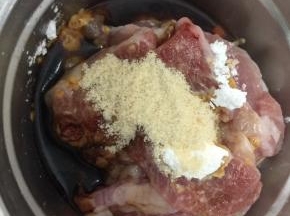 肉洗干净切片，放入所有腌制肉用料，搅拌均匀，腌制30分钟以上