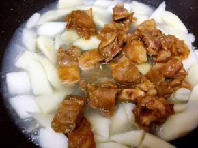 放入排骨边盖锅盖焖10分钟