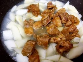 放入排骨边盖锅盖焖10分钟