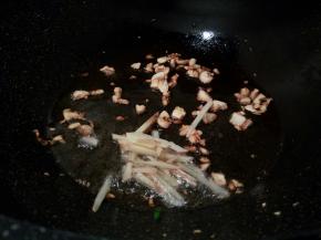 锅中放油烧热，放入姜、蒜、爆香。