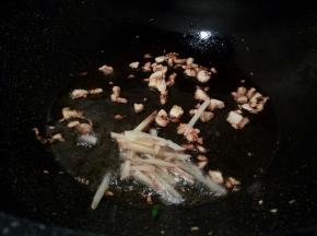 锅中放油烧热，放入姜、蒜、爆香。