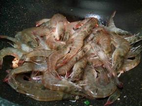 下对虾翻炒至8成熟