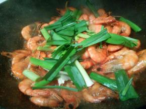 最后放蒜苗翻炒收汁即可