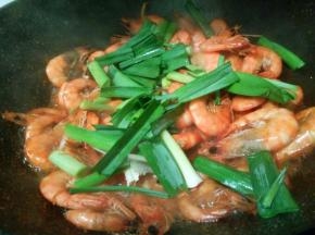 最后放蒜苗翻炒收汁即可