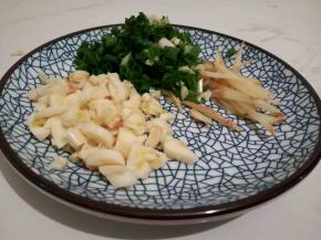 生姜，蒜，葱切好备用