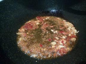 热锅热油，放生姜，大蒜，花椒，郫县豆瓣酱炒香