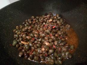 倒入螺蛳爆炒一分钟，