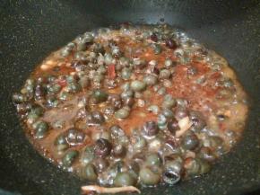 加入适量开水，大火烧开