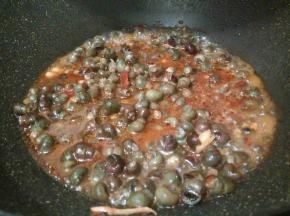 加入适量开水，大火烧开