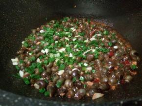 撒葱花，收汁起锅